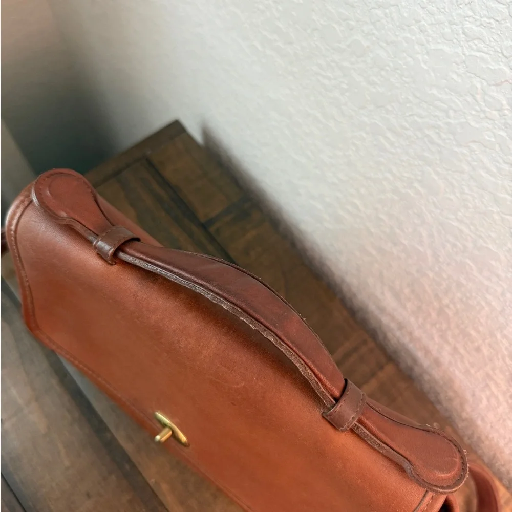 Vintage Coach Tan Leather Shoulder Bag - Picture 2 of 9